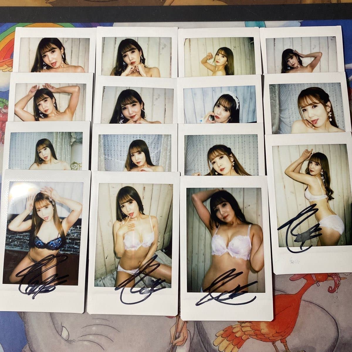 Amazon.co.jp: 友田彩也香 直筆サイン入り チェキ 21枚セット : おもちゃ